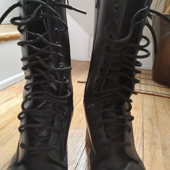 SOLD Like new dr Martens 1914 w tall leather Boots - Picture 9 of 13